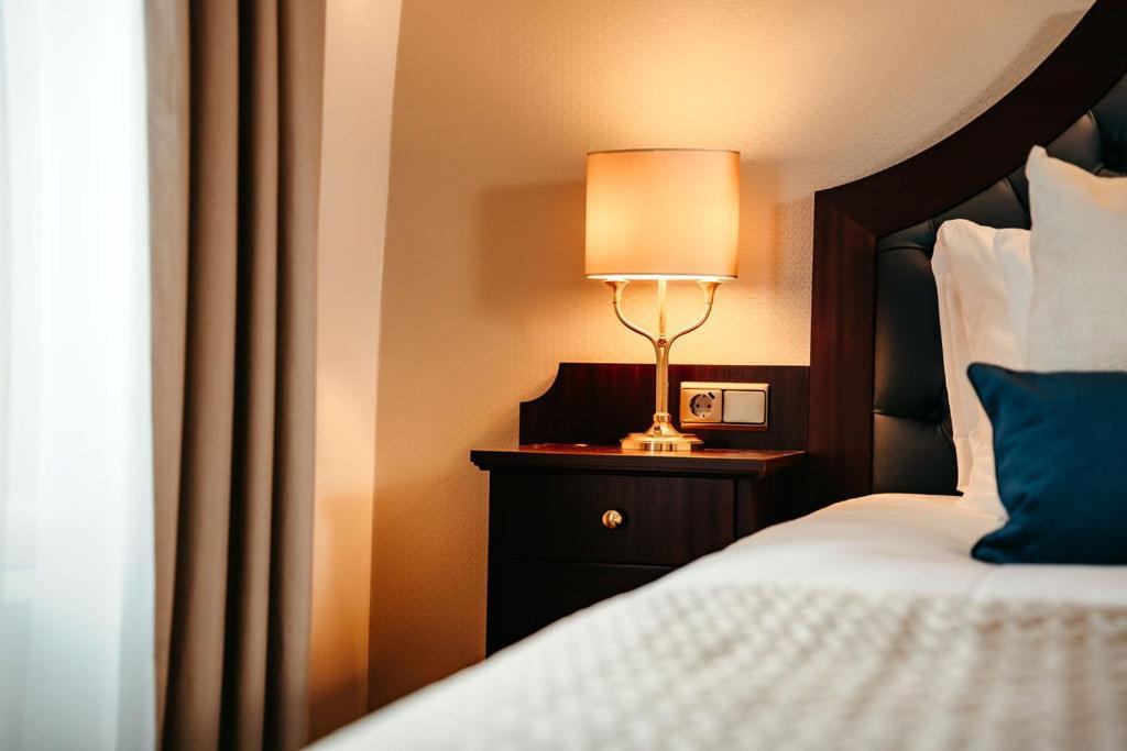 Grand Hotel Karel V Utrecht Exterior photo A bedside table