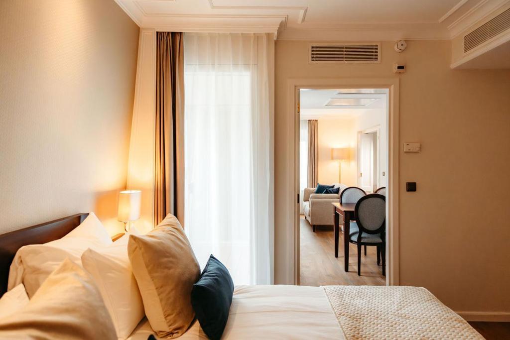 Grand Hotel Karel V Utrecht Exterior photo A suite at the Hotel de France