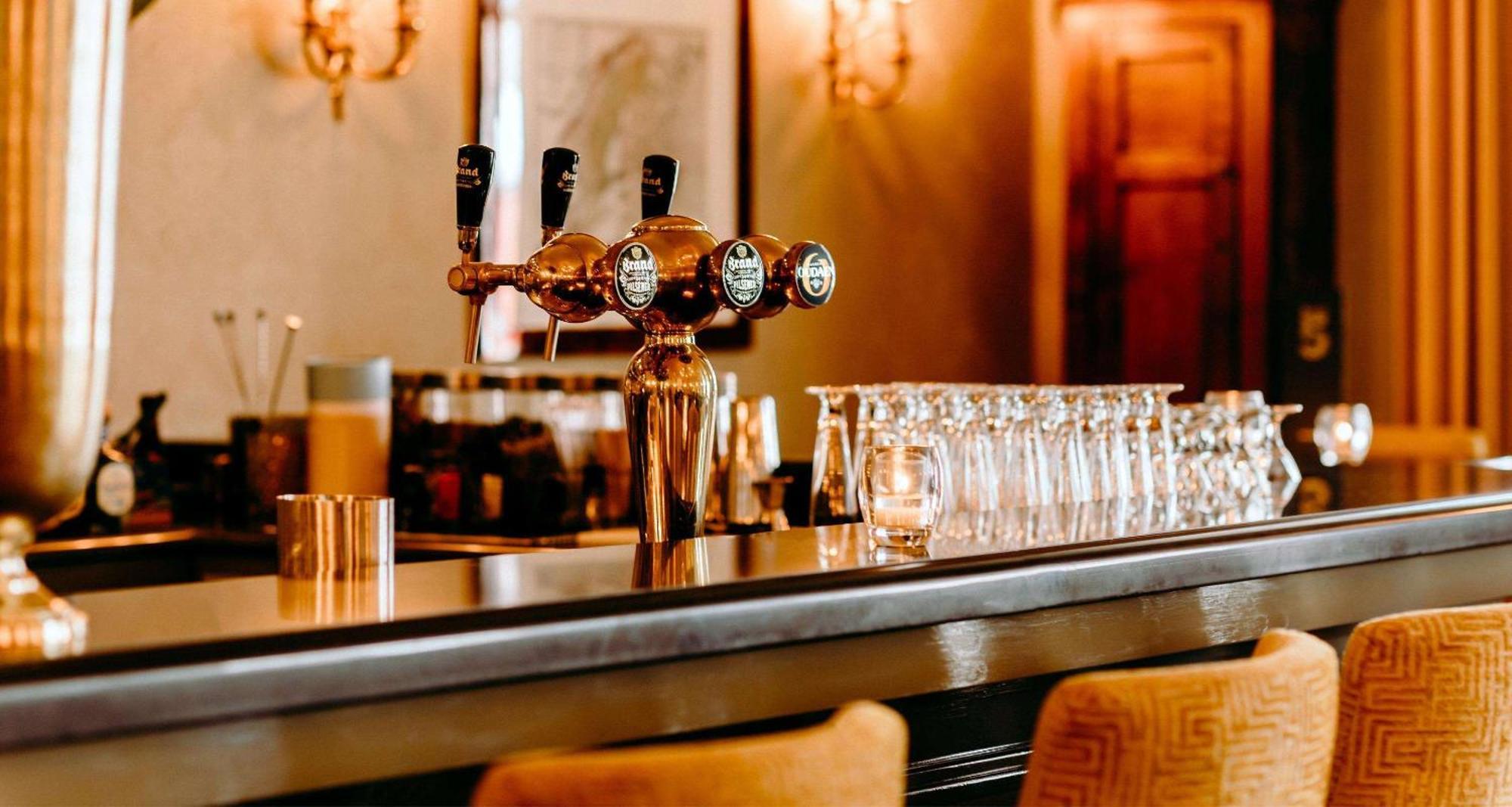 Grand Hotel Karel V Utrecht Exterior photo Beer taps