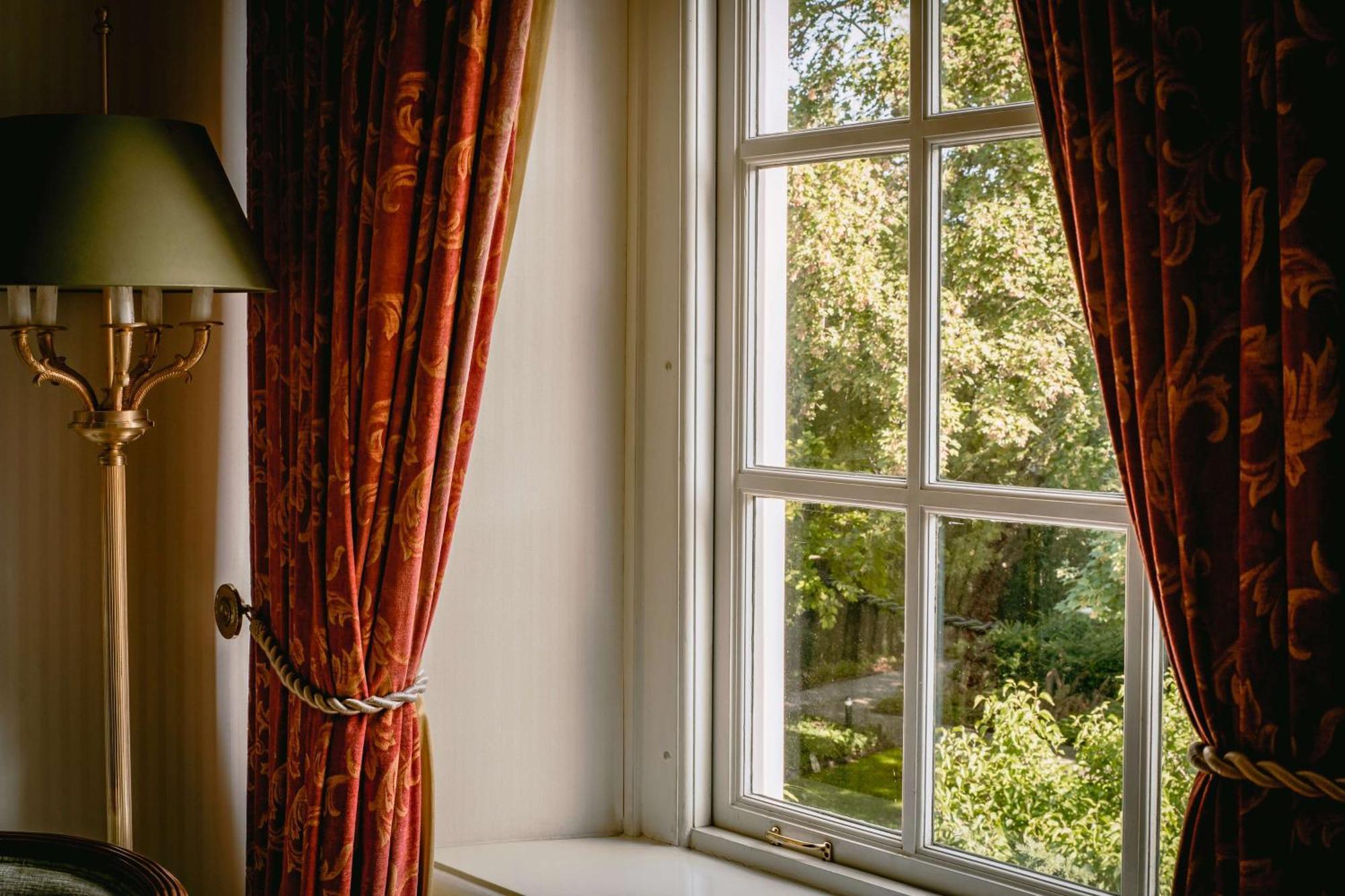 Grand Hotel Karel V Utrecht Exterior photo Window with curtains