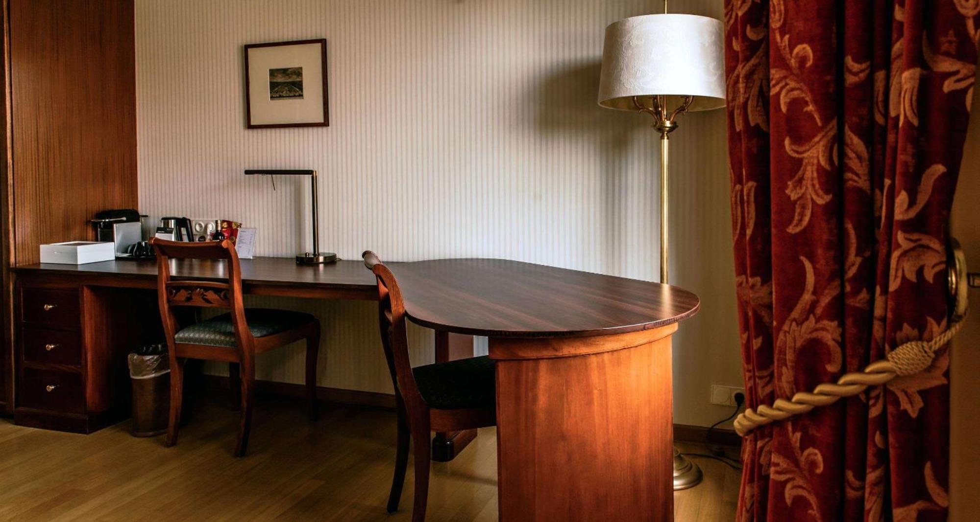 Grand Hotel Karel V Utrecht Exterior photo A floor lamp