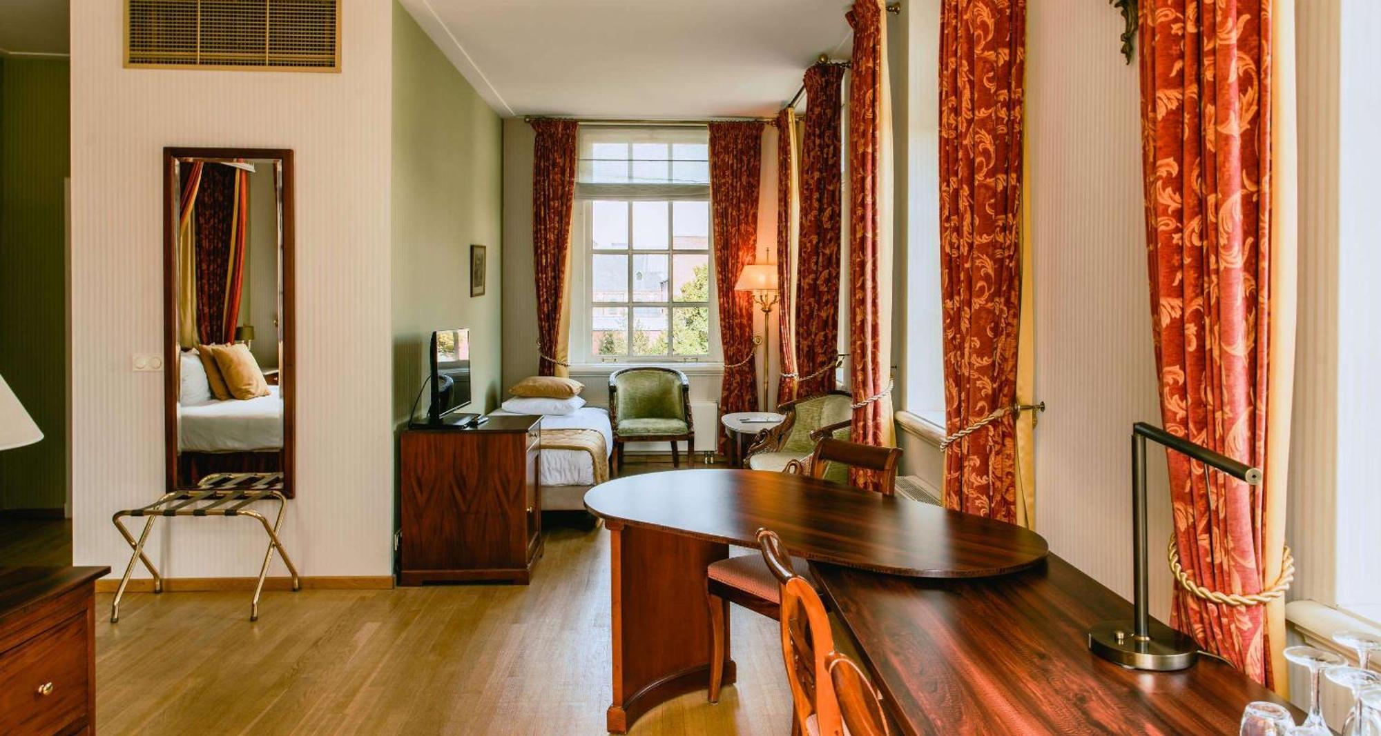 Grand Hotel Karel V Utrecht Exterior photo A room at the hotel