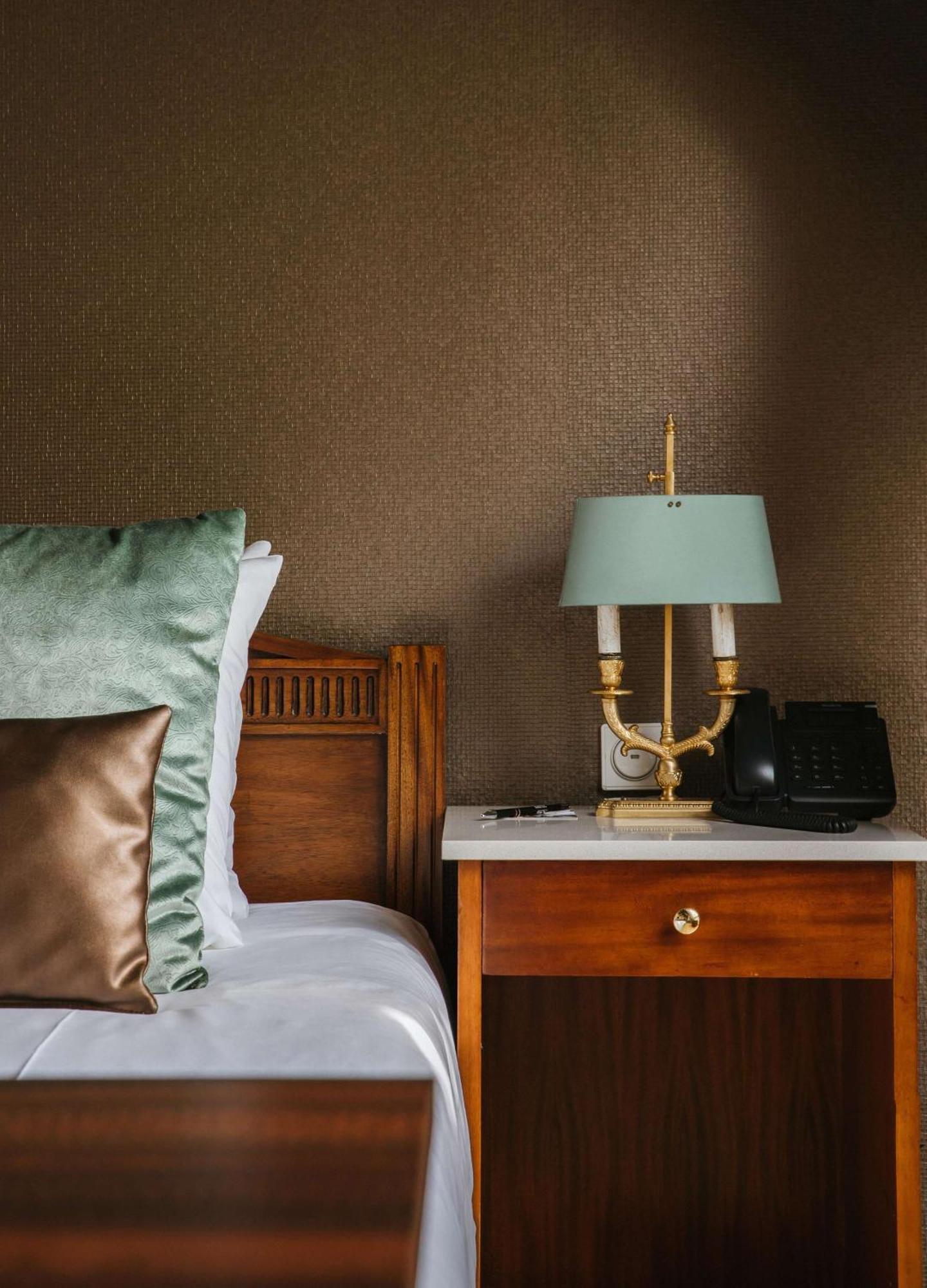 Grand Hotel Karel V Utrecht Exterior photo A bedside table