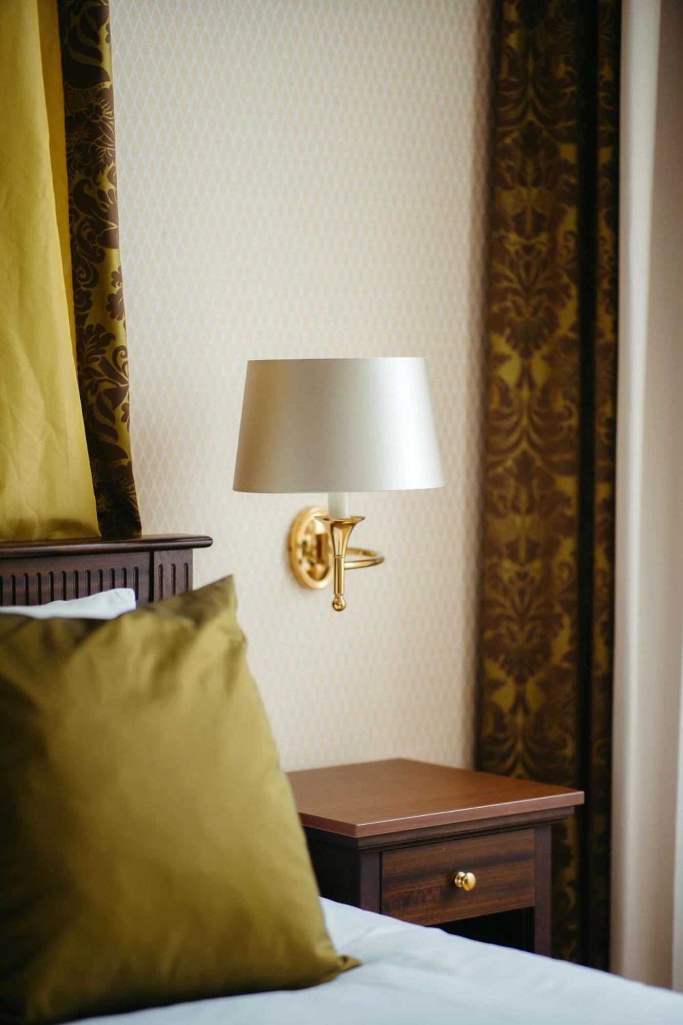 Grand Hotel Karel V Utrecht Exterior photo A wall light