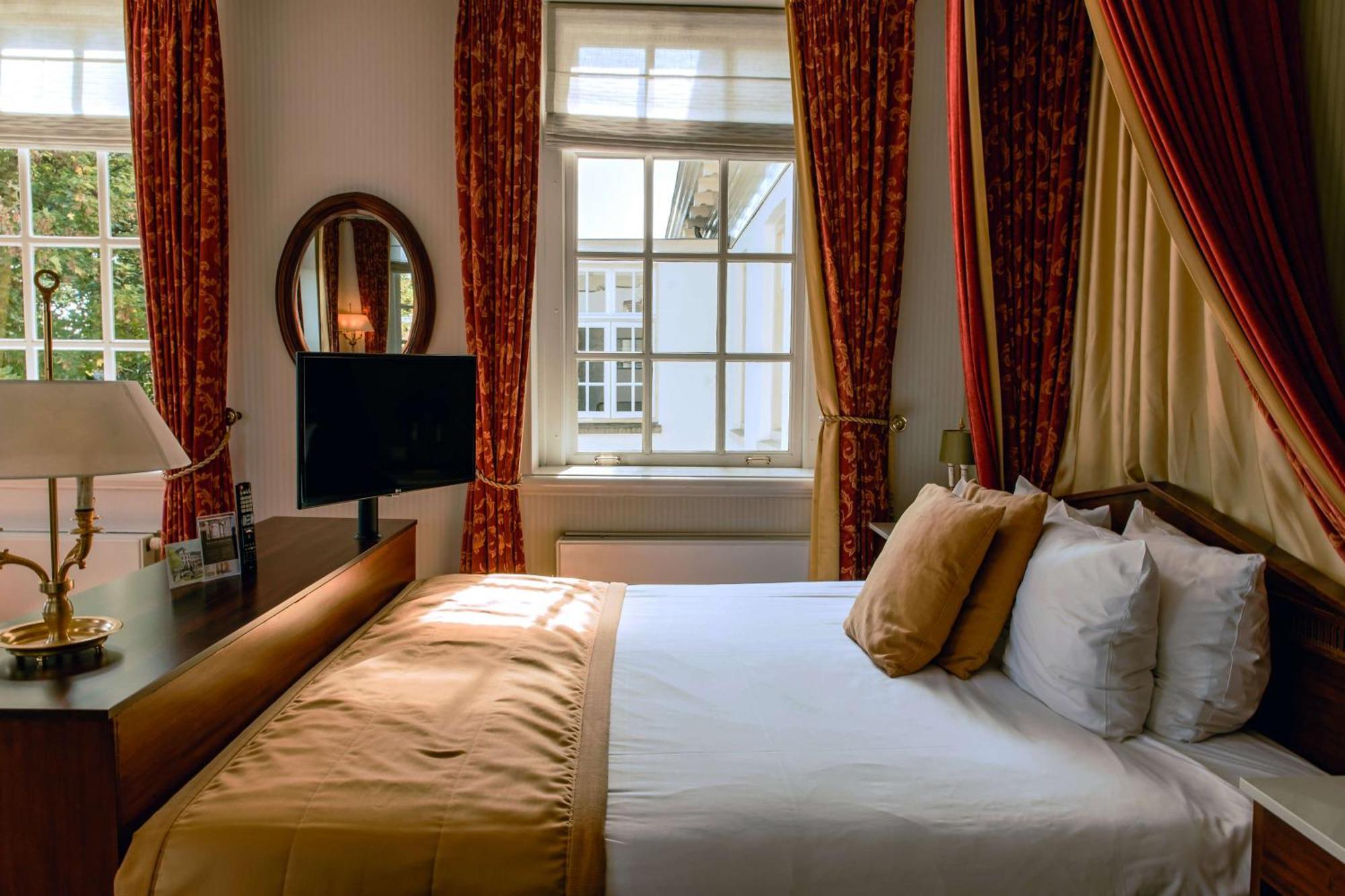 Grand Hotel Karel V Utrecht Exterior photo A bedroom at the hotel