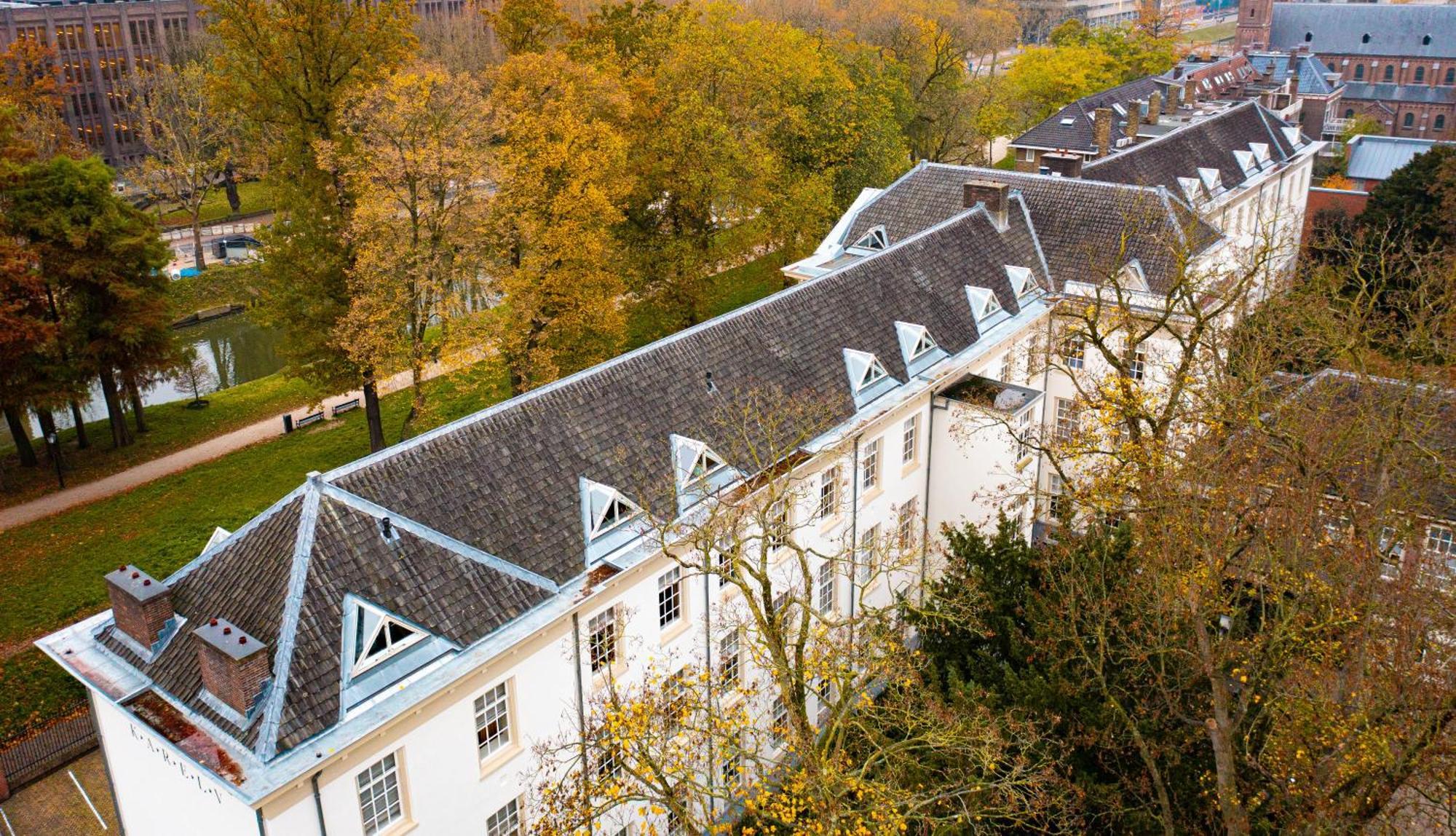 Grand Hotel Karel V Utrecht Exterior photo The roof of the main building